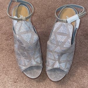 Woman’s high heel sandals brand new